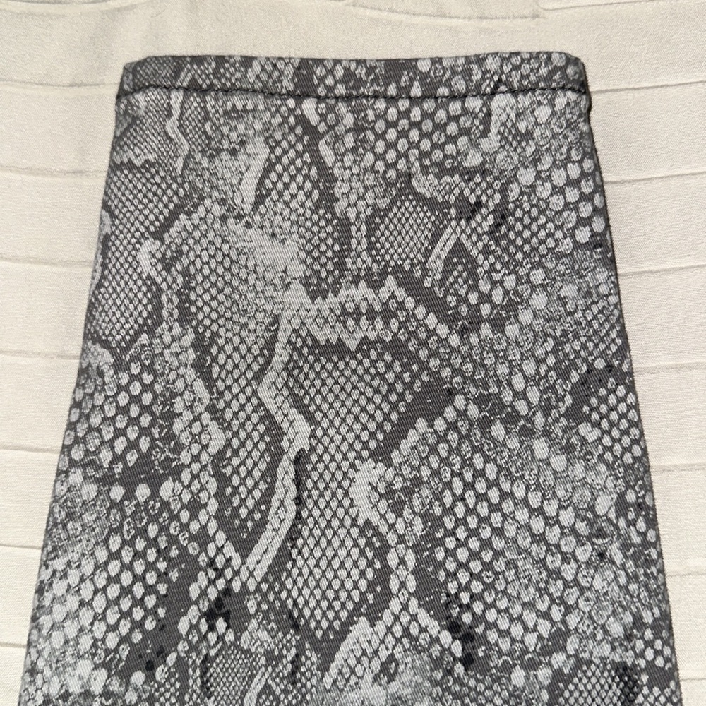 WHBM Gently used Snake Print Women’s Jeans - Picture 2 of 7